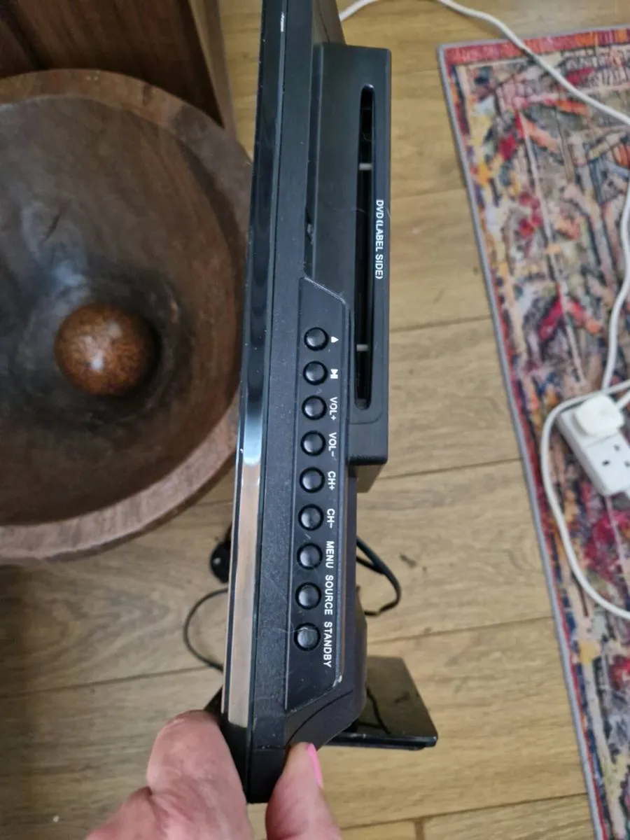 TV with built-in DVD - Image 3