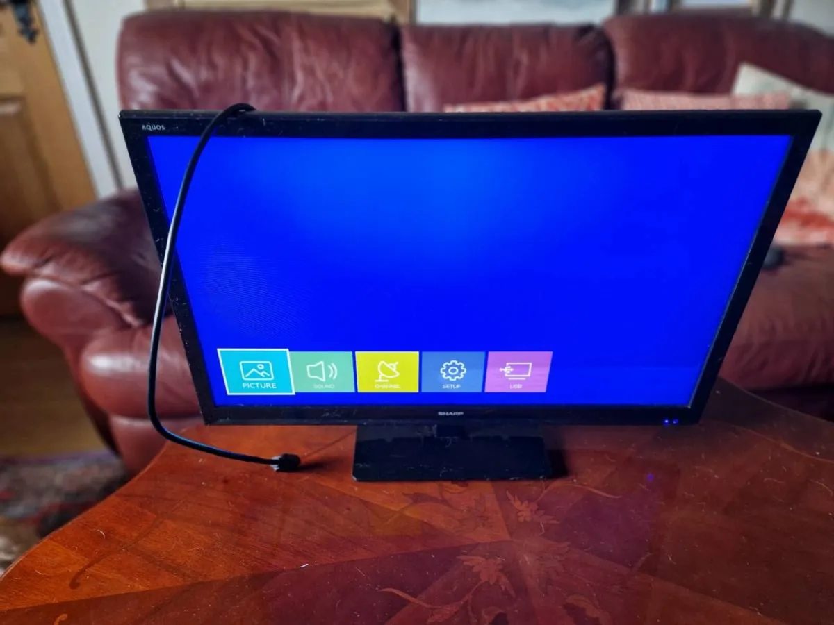 TV with built-in DVD - Image 2
