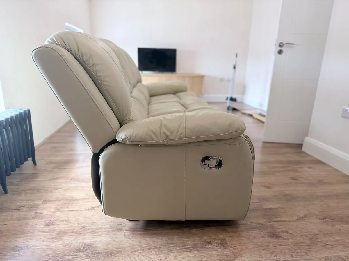 Leather recliner 3 piece suite - Image 2