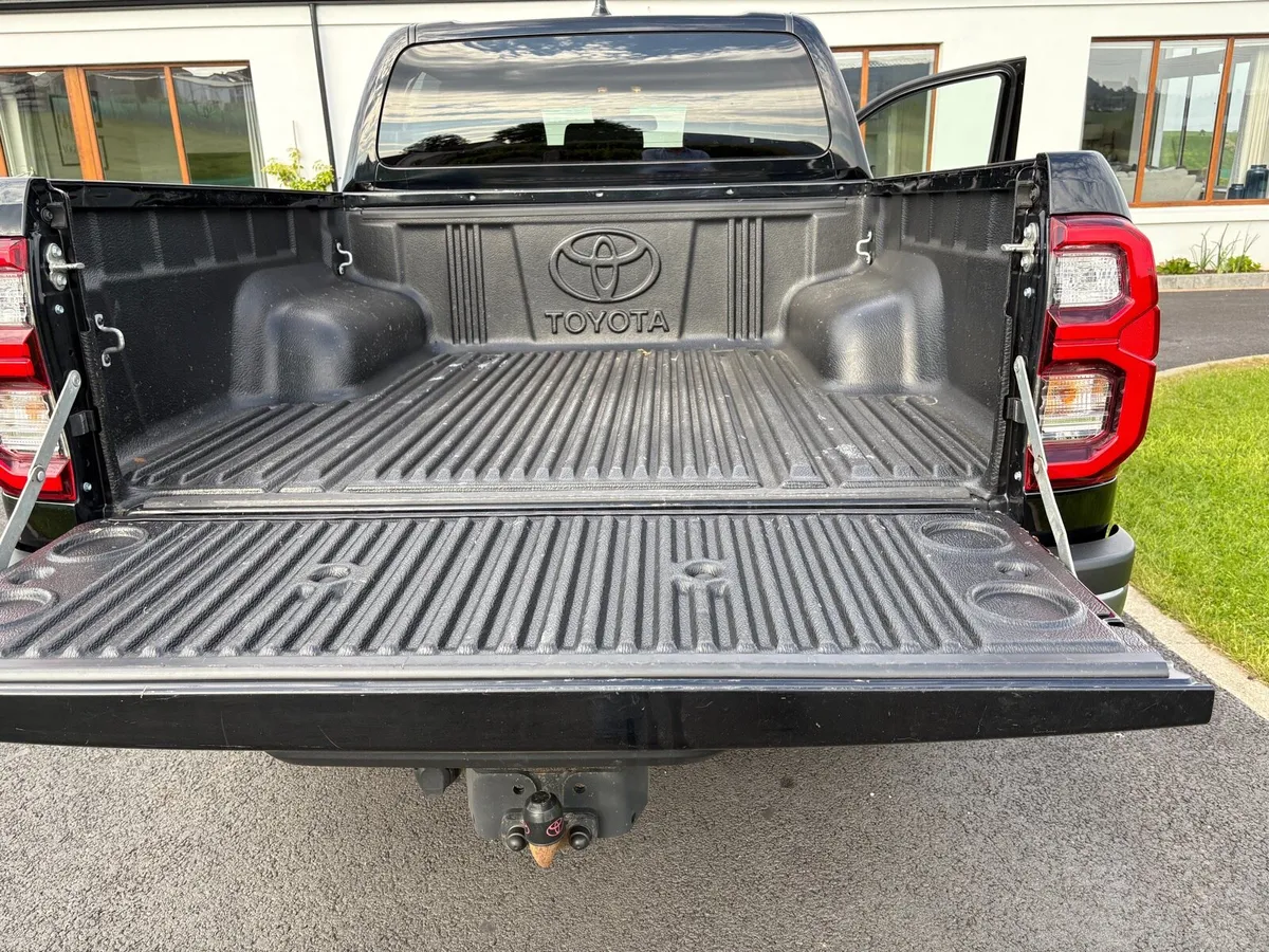 2022 Toyota Hilux Invincible X 2.8 Auto - Image 4