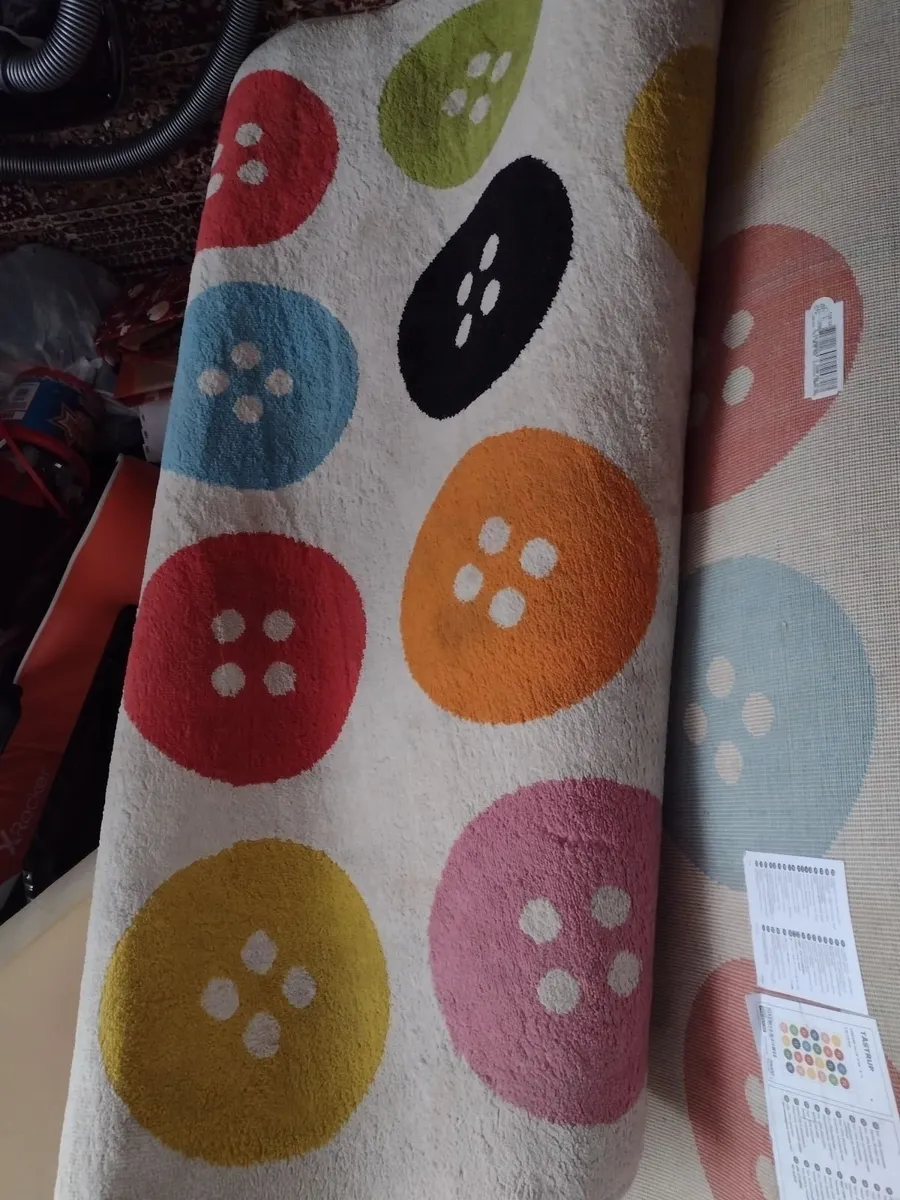 Large beige rug barely used. - Image 1