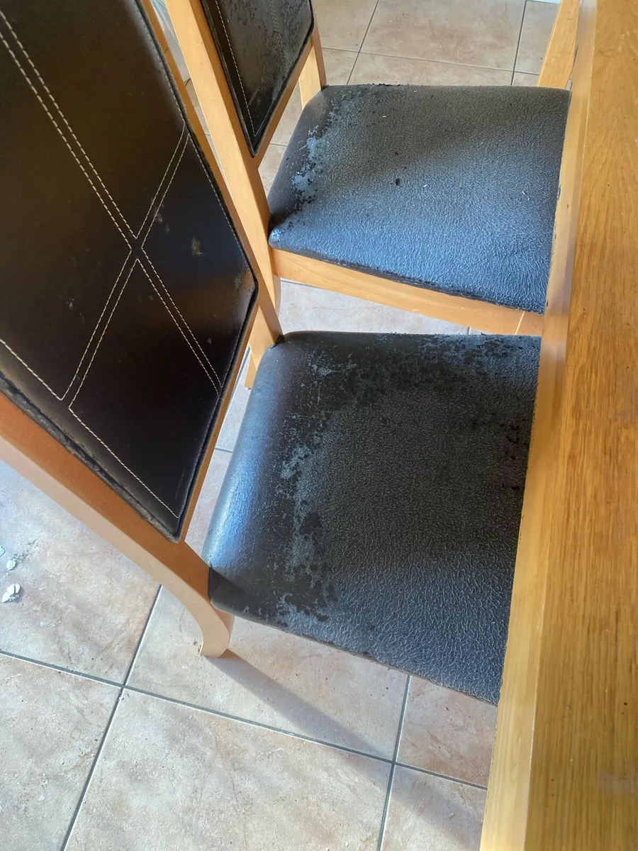 Table & chairs - Image 2