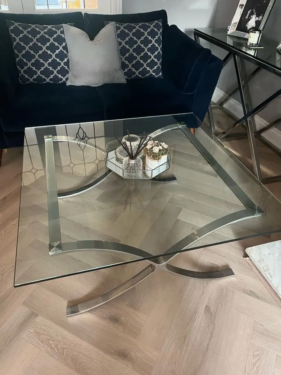 Glass coffee table with chrome legs - Image 3