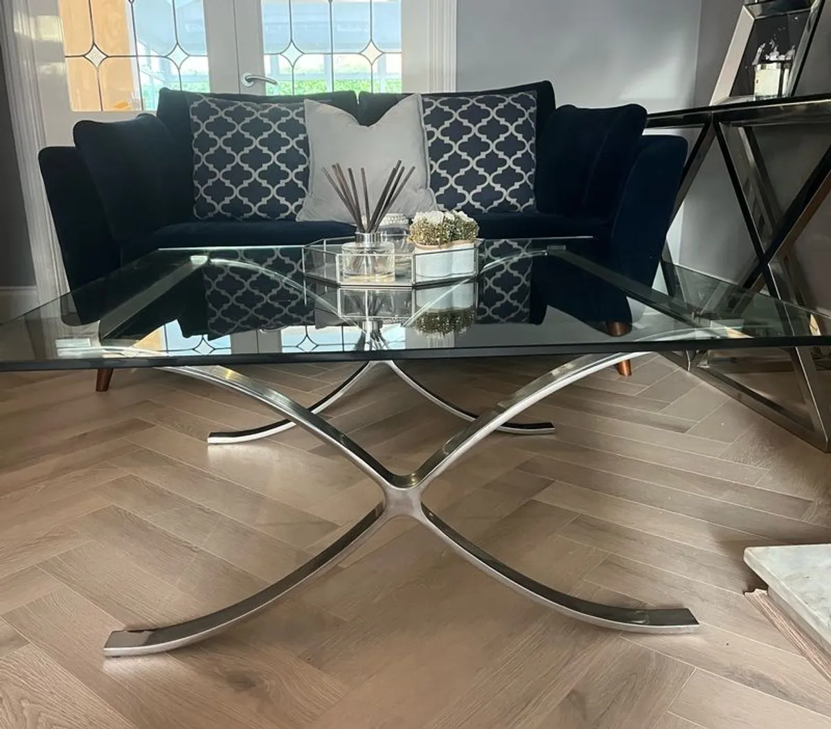 Glass coffee table with chrome legs - Image 2