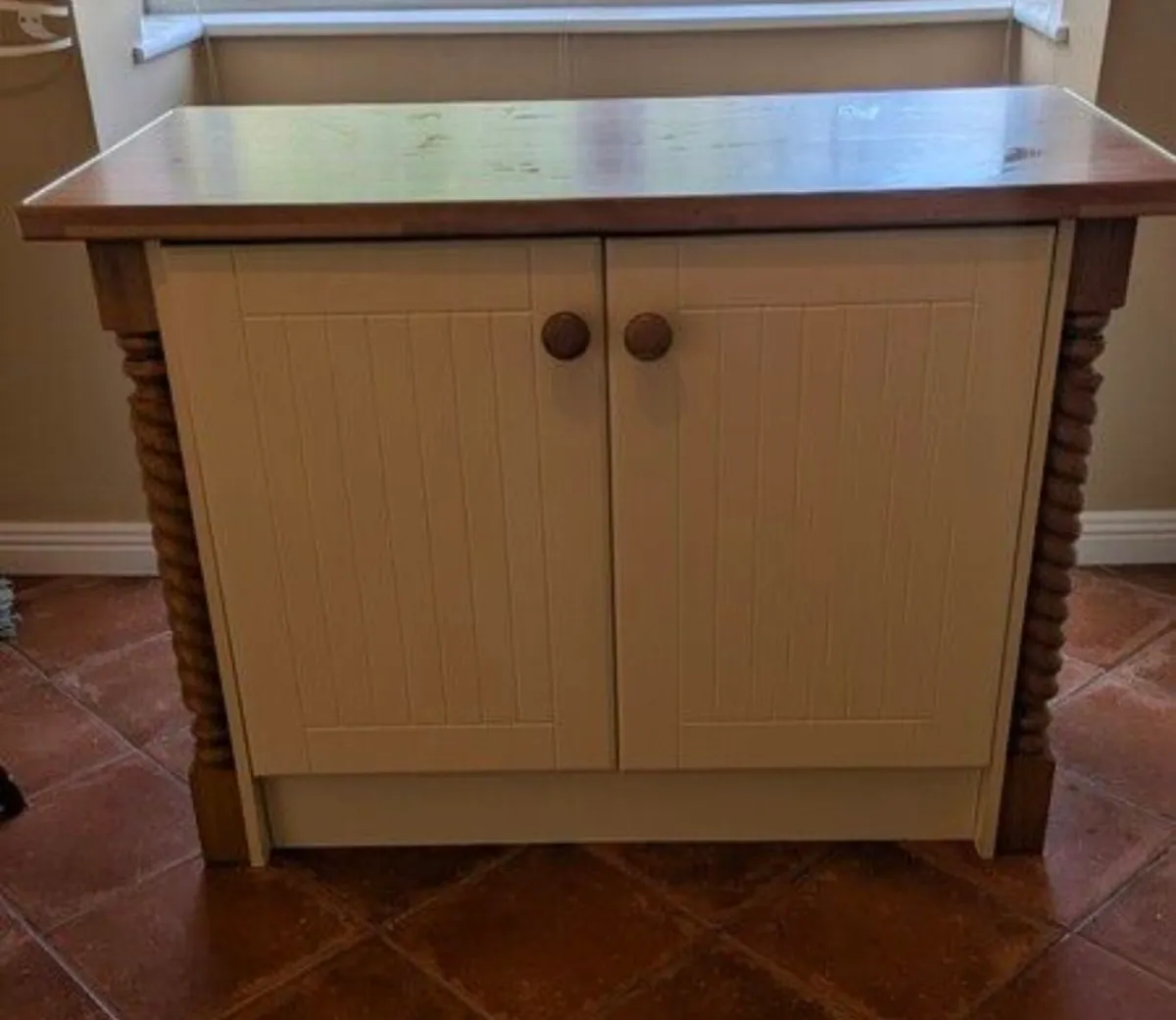 Kitchen island - Image 1