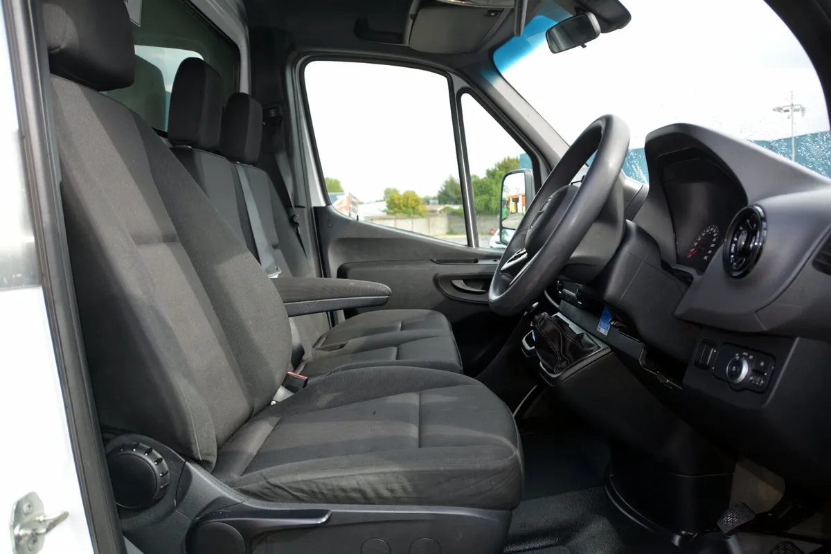 Mercedes-Benz Sprinter Luton Box & 500kg lift - Image 4