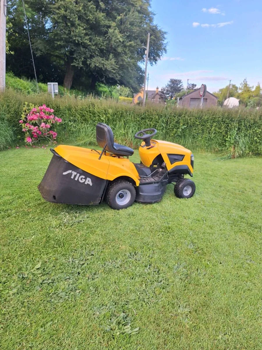 Ride on lawn mower - Image 1