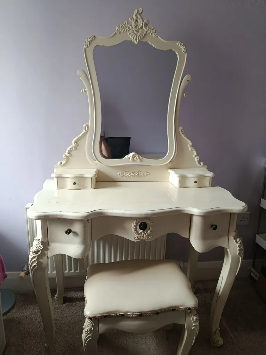 Beautiful French Provincial Style Dresser / Vanity - Image 2