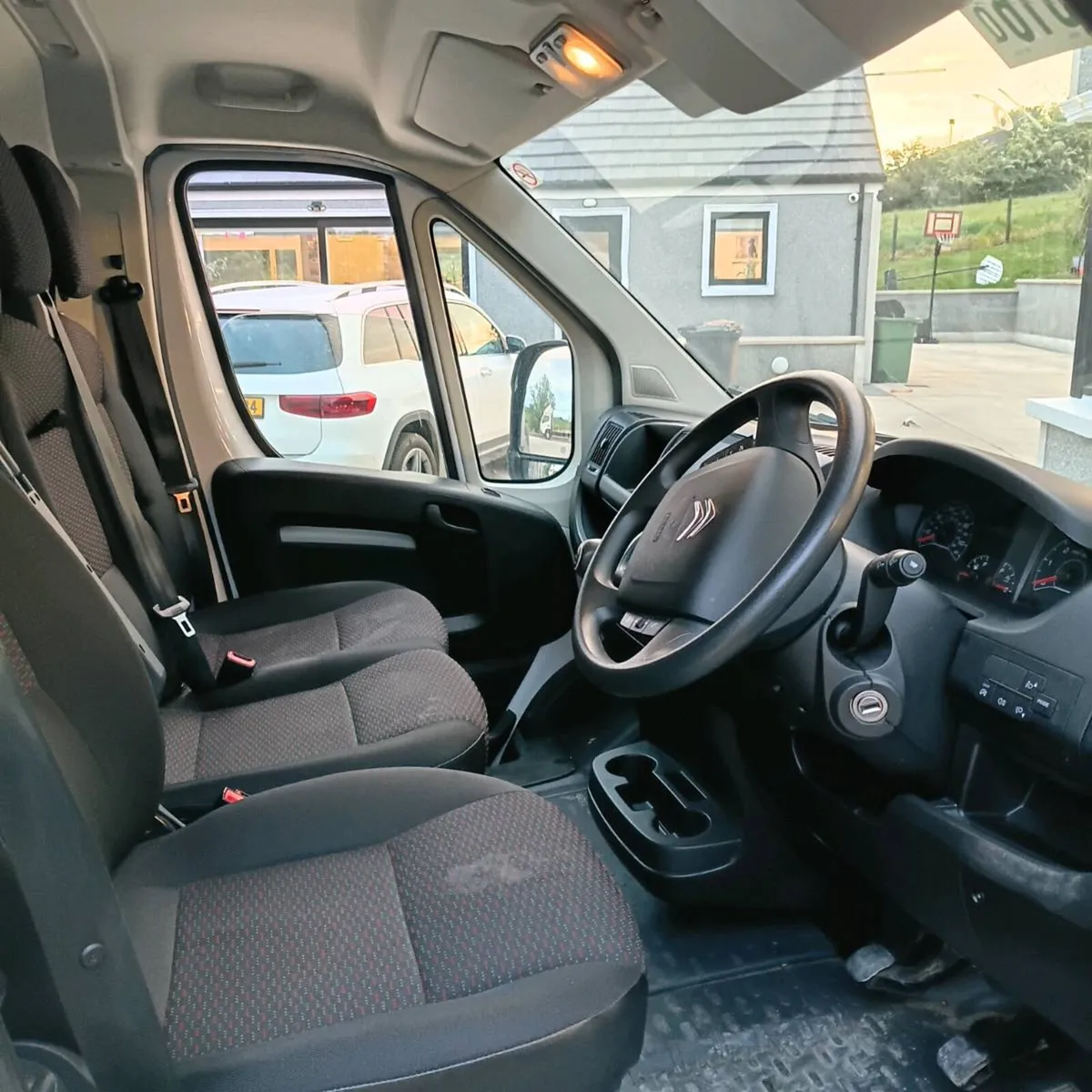 2023 Citroën Relay van 2.2diesel light damage £10k - Image 3