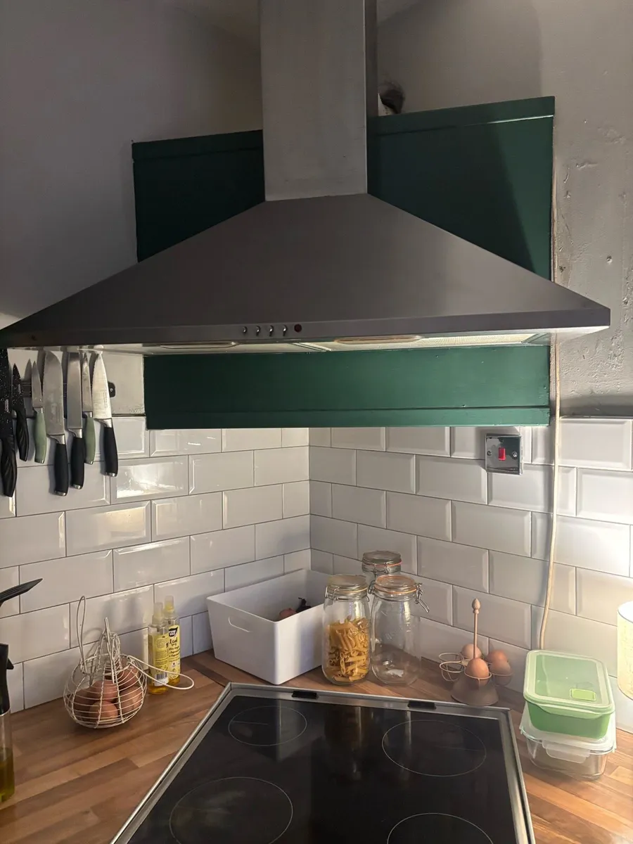 Electric cooker and extractor fan - Image 1