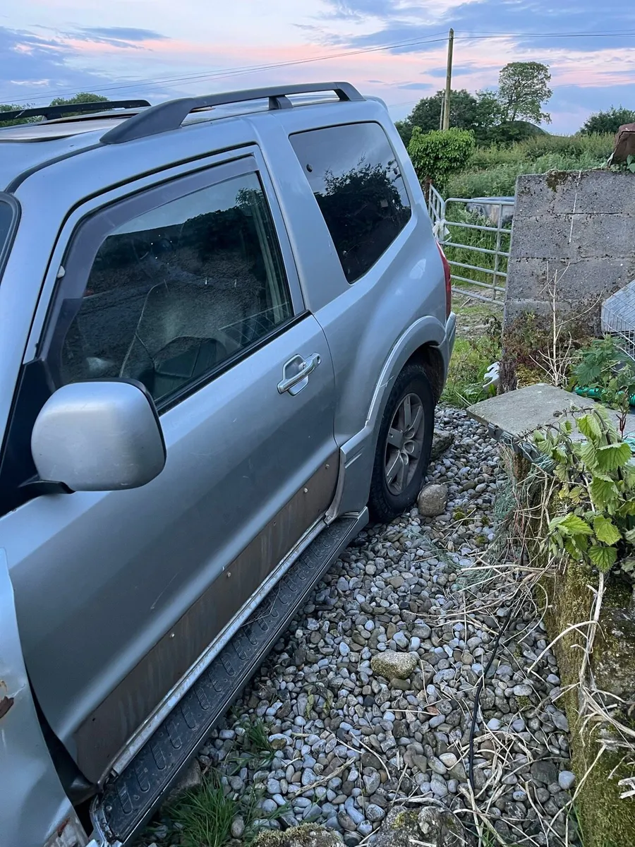 Mitsubishi jeep - Image 2
