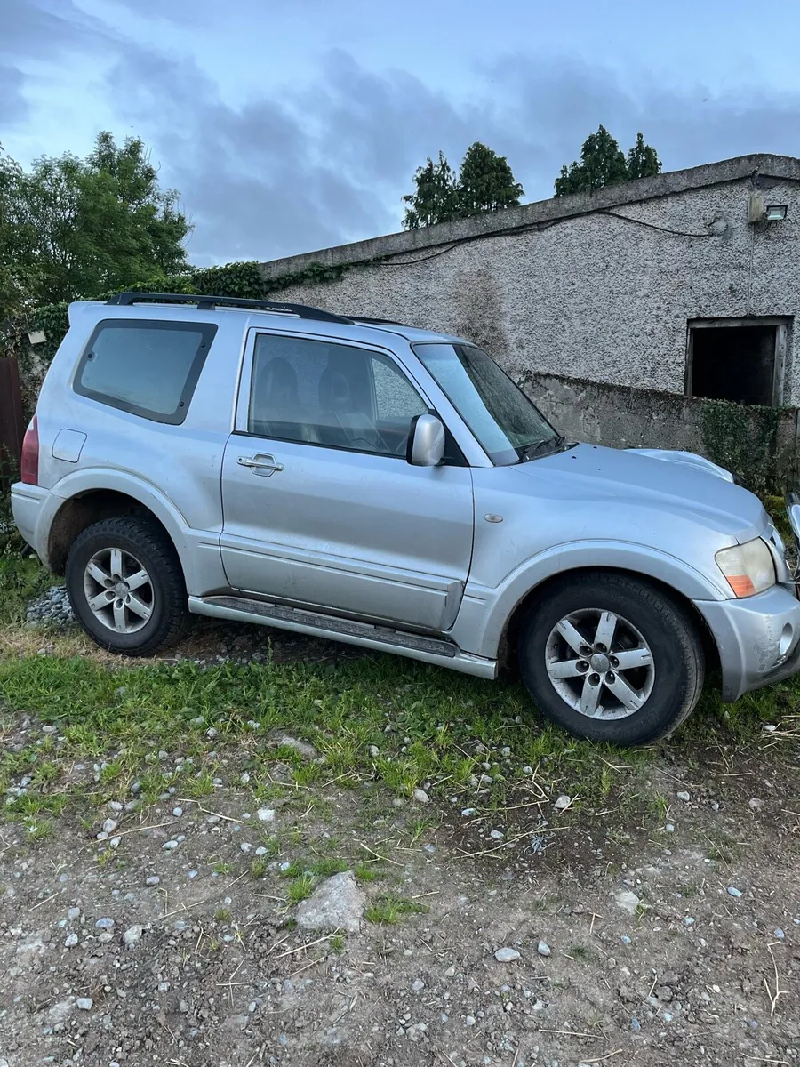 Mitsubishi jeep - Image 1