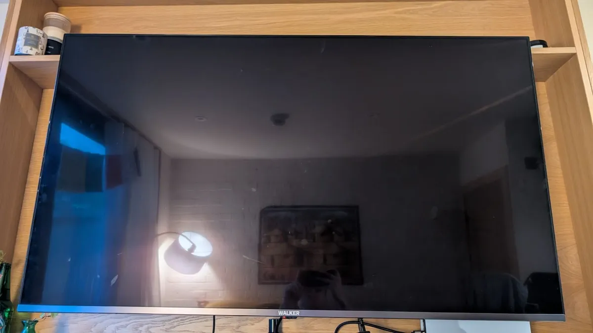 Walker 55-inch 4k Smart TV with mount - Image 2