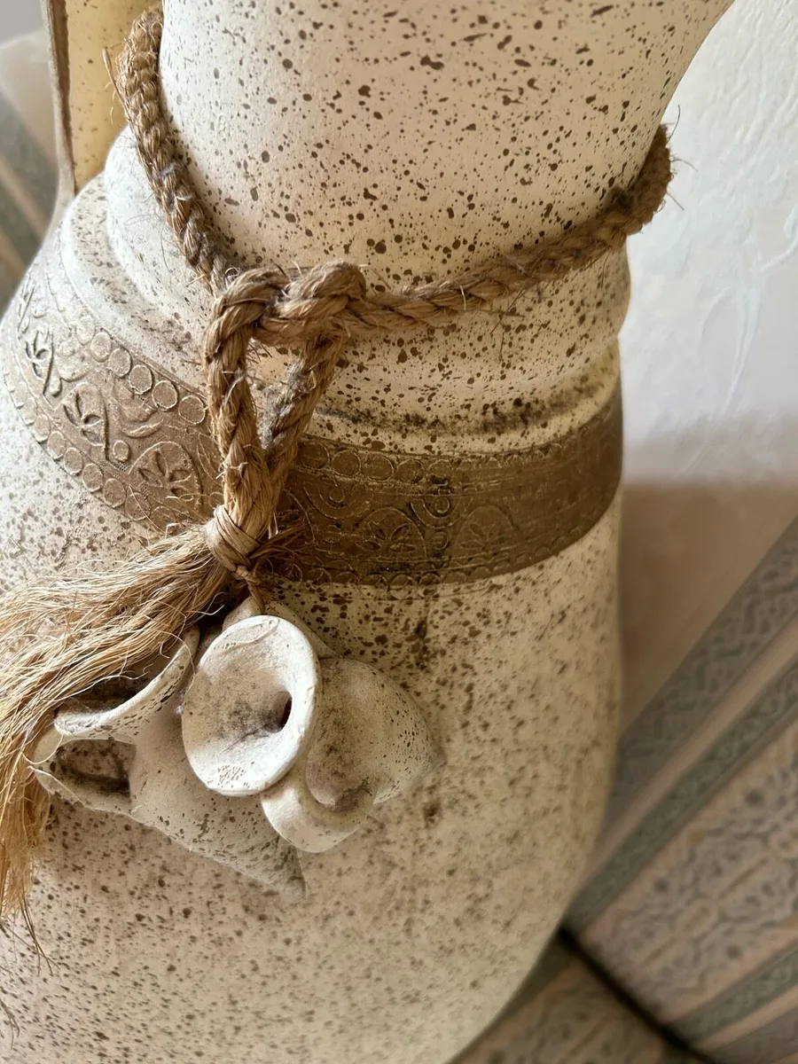 Large beige ceramic vase - Image 2