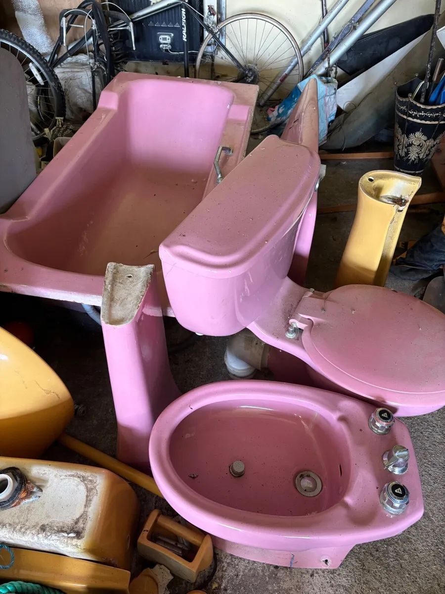 Vintage cast iron bath room suite - Image 1