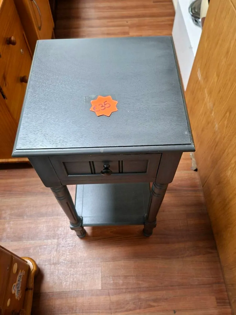 SIDE TABLE - Image 1
