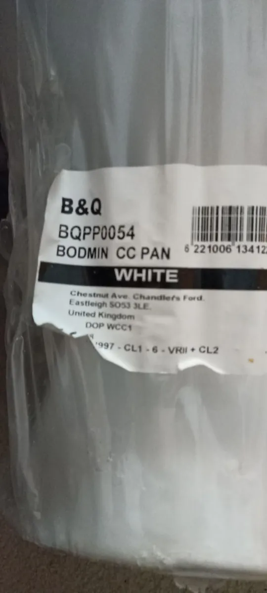 B&Q Toilet & Cistern . Toilet Seat - Image 1