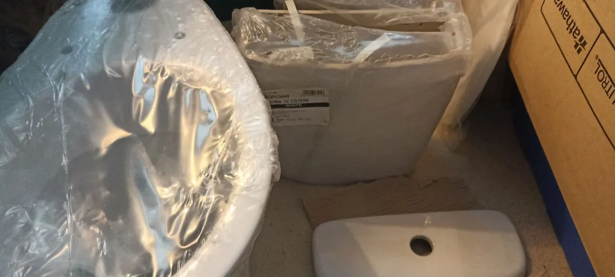 B&Q Toilet & Cistern . Toilet Seat - Image 4