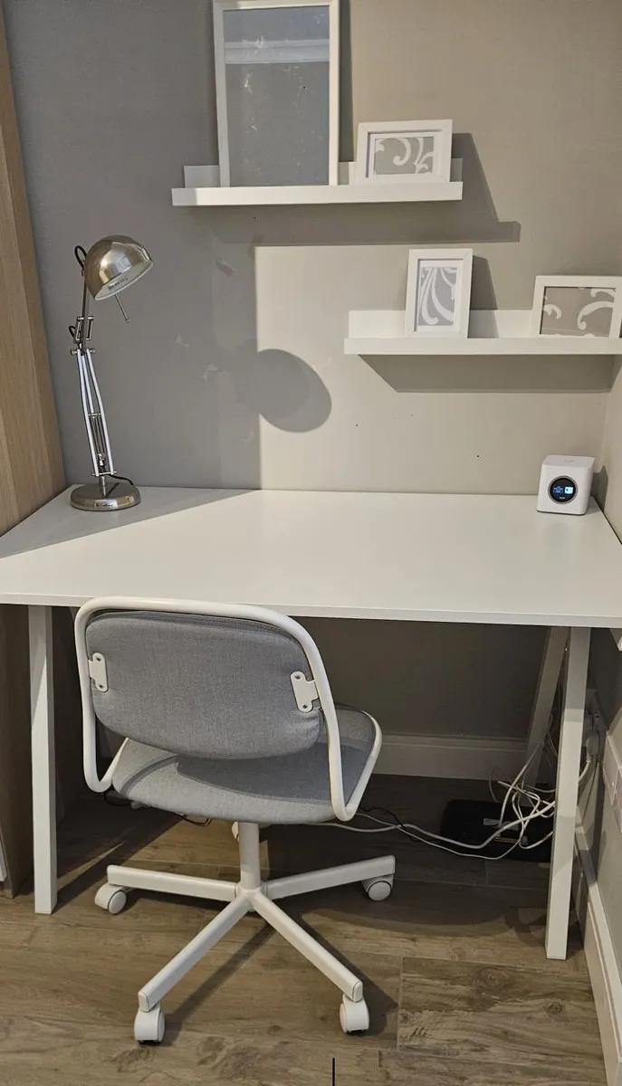 desk plus chair as new - Image 1
