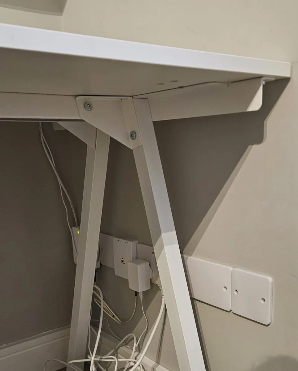 desk plus chair as new - Image 2