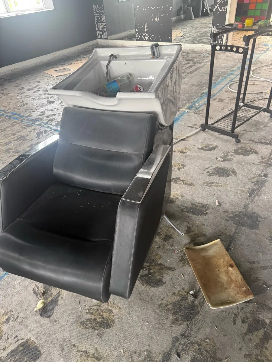Two Hairdressers seat/sinks