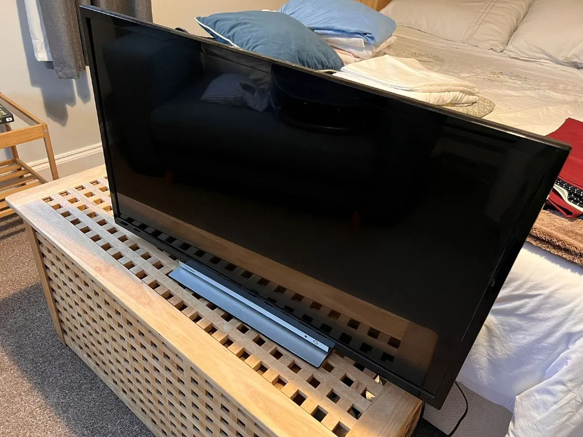 Toshiba 32" Television - Image 2