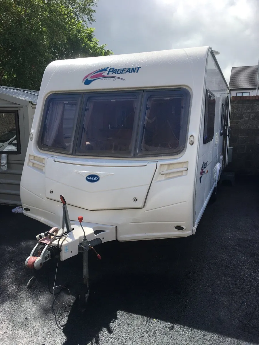 Bailey pageant 6 berth fixed bunk caravan - Image 2