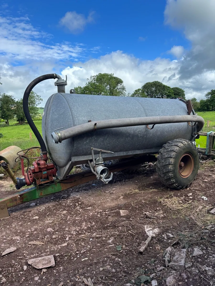 JR 1600 gallon vacuum tanker - Image 1
