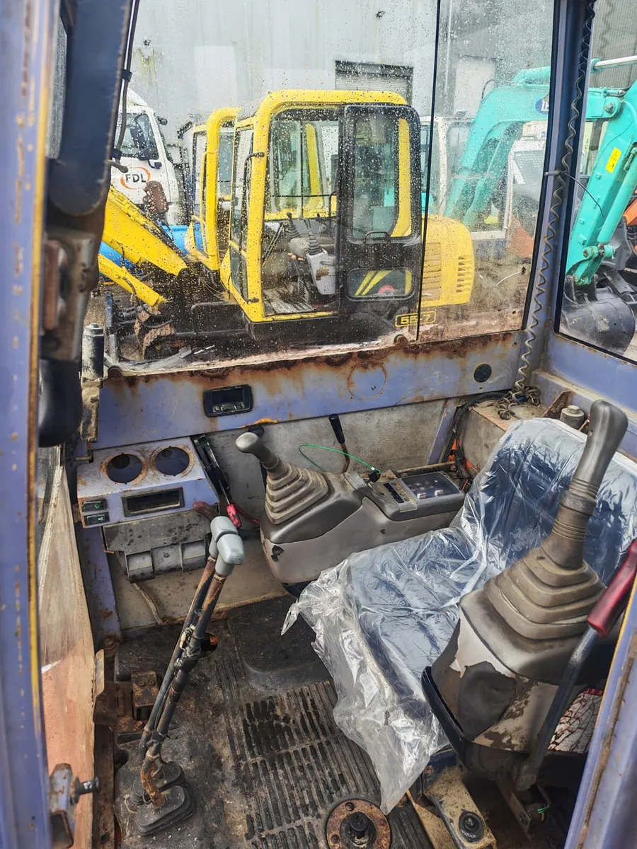 For Sale: Hitachi EX40-2 Mini Excavator - Image 4