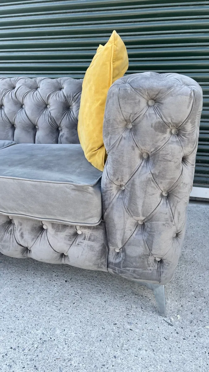 Chesterfield sofa - Image 2