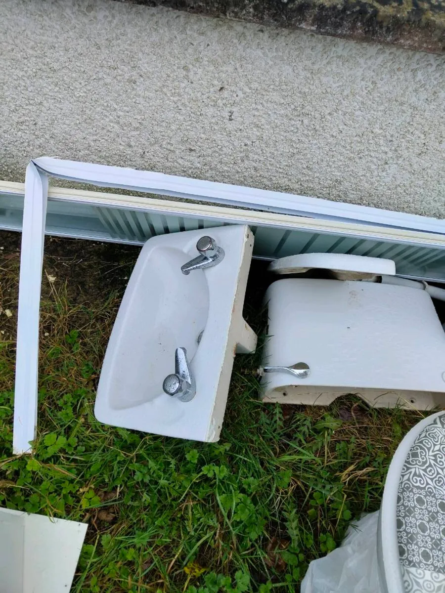Toilet - Image 2