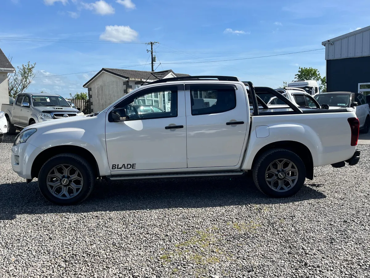 2015 ISUZU DMAX BLADE 2.5 ONLY 64K MILES! - Image 2