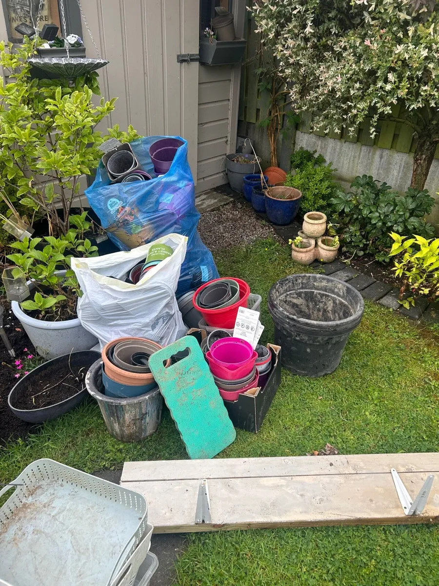 Free gardening pots and wheels - Image 1
