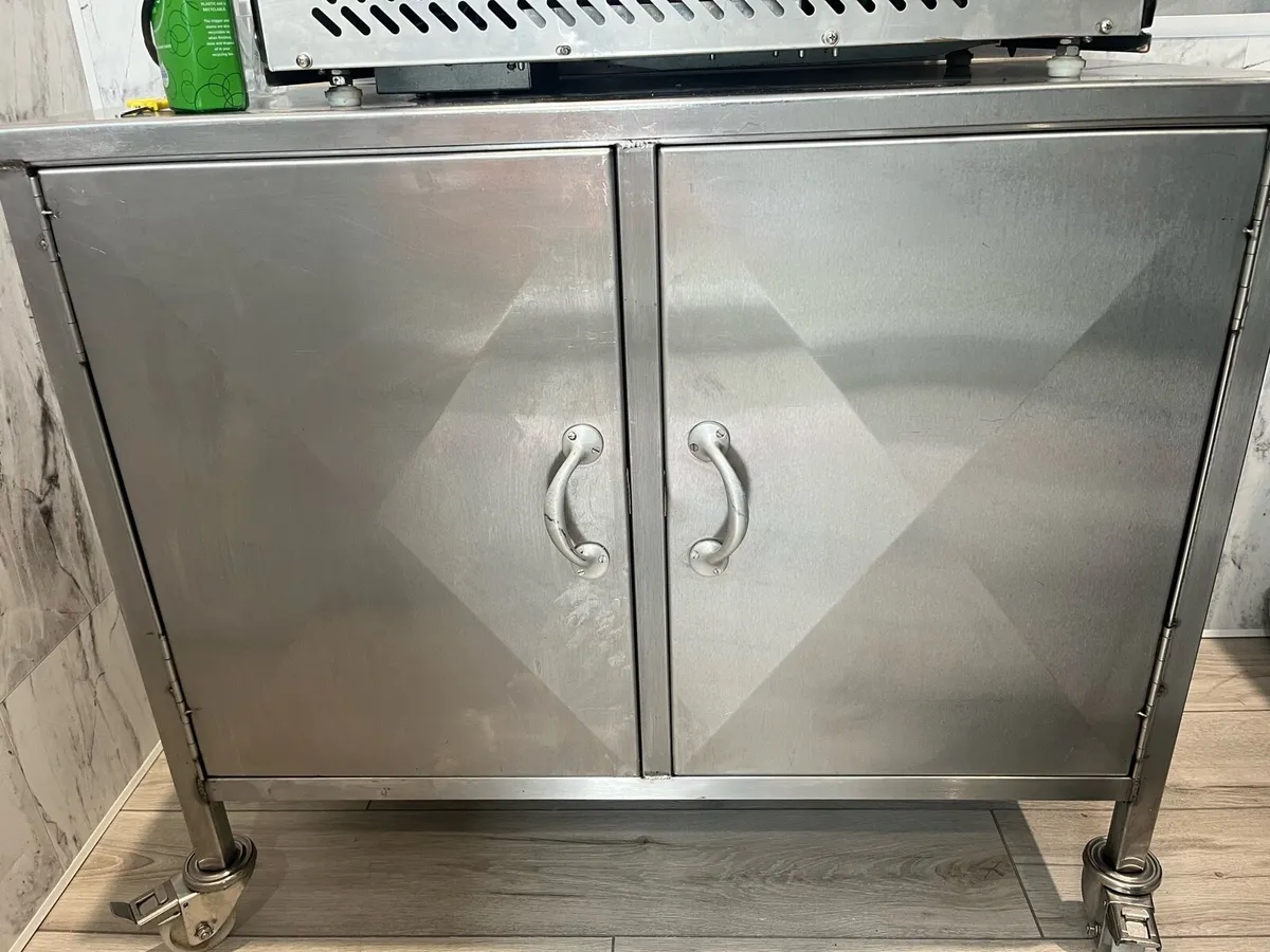 Stainless steel counters - Image 1