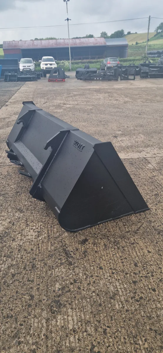 7.5ft merlo loader bucket - Image 2