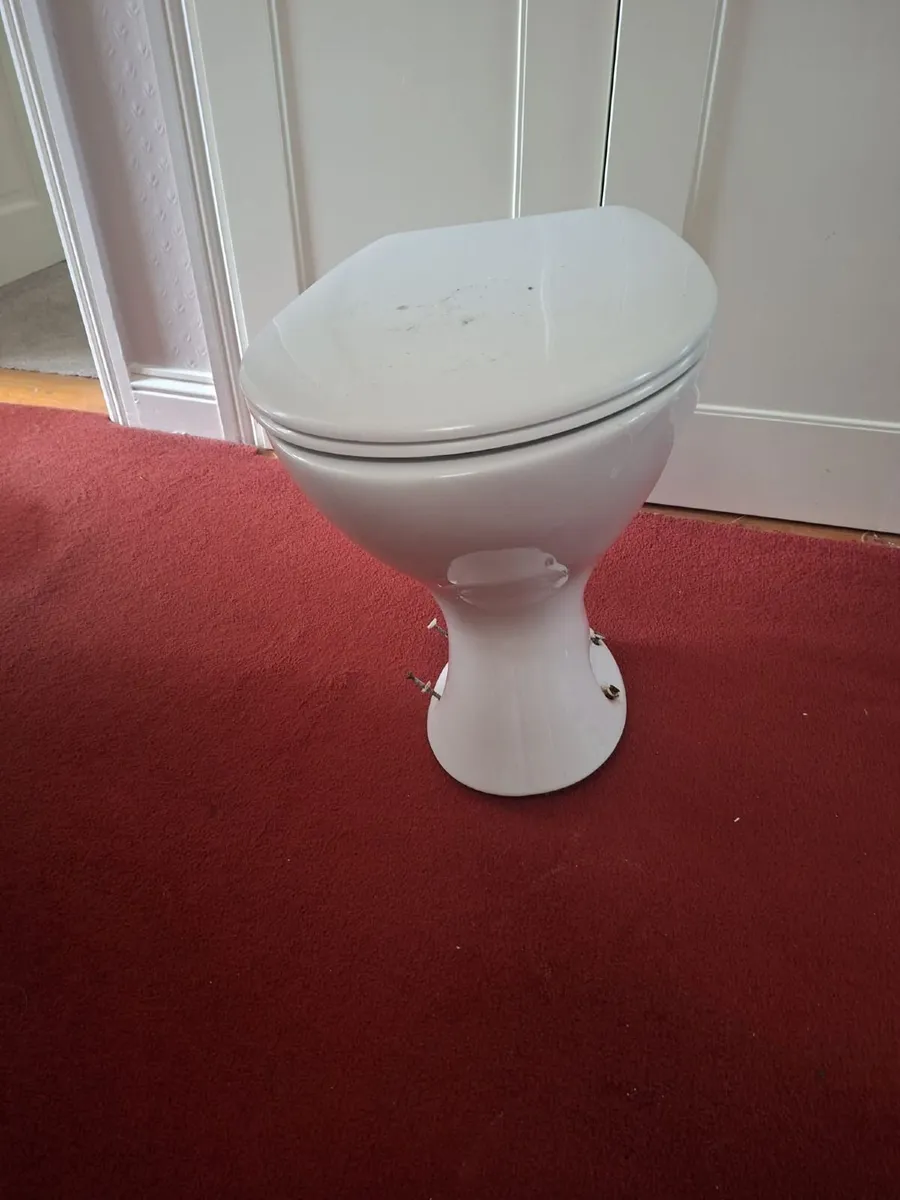 Bathroom suite & accessories - Image 2
