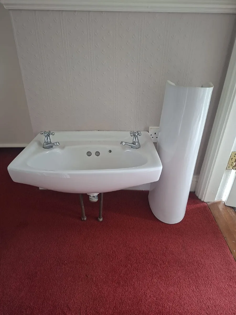 Bathroom suite & accessories - Image 3