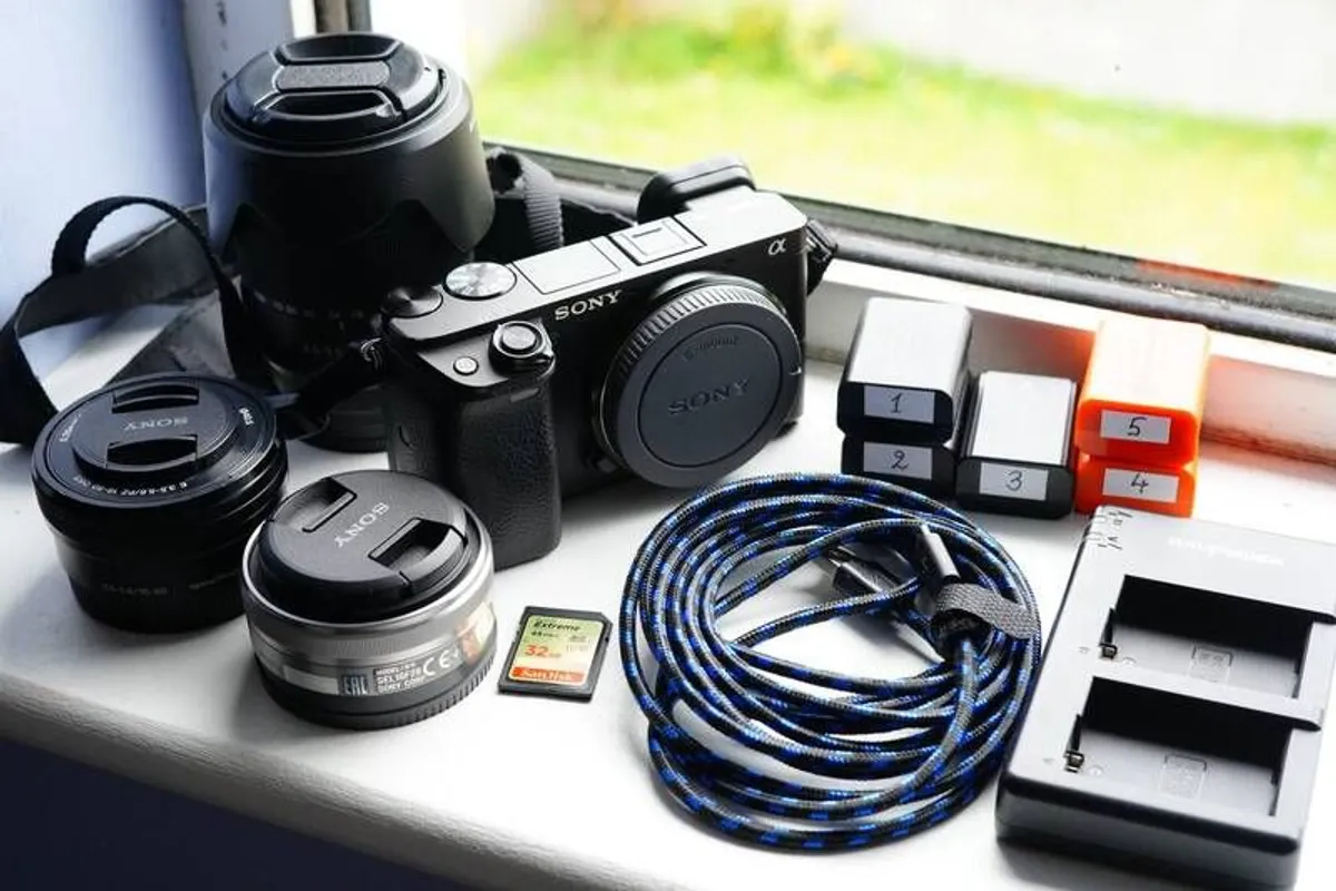 Sony a6400 + 3 lenses + accessories - Image 1