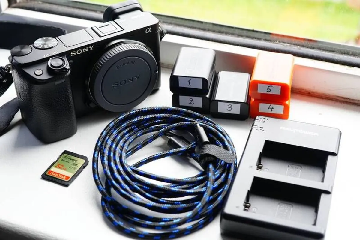 Sony a6400 + 3 lenses + accessories - Image 2