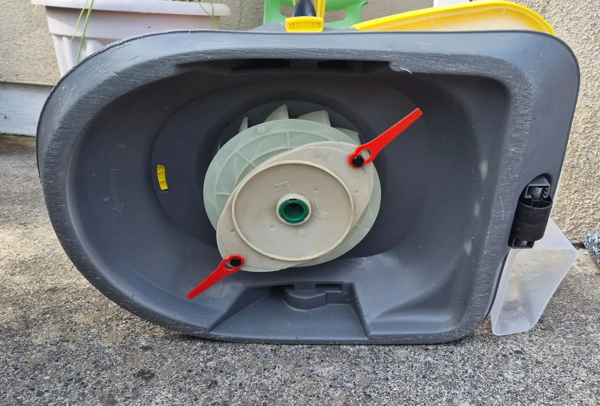 Challenge Hover Mower 1000W Extremely Clean - Image 2