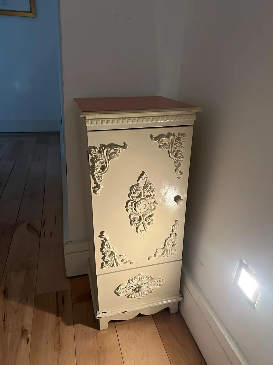 VINTAGE SIDE TABLE - Image 1