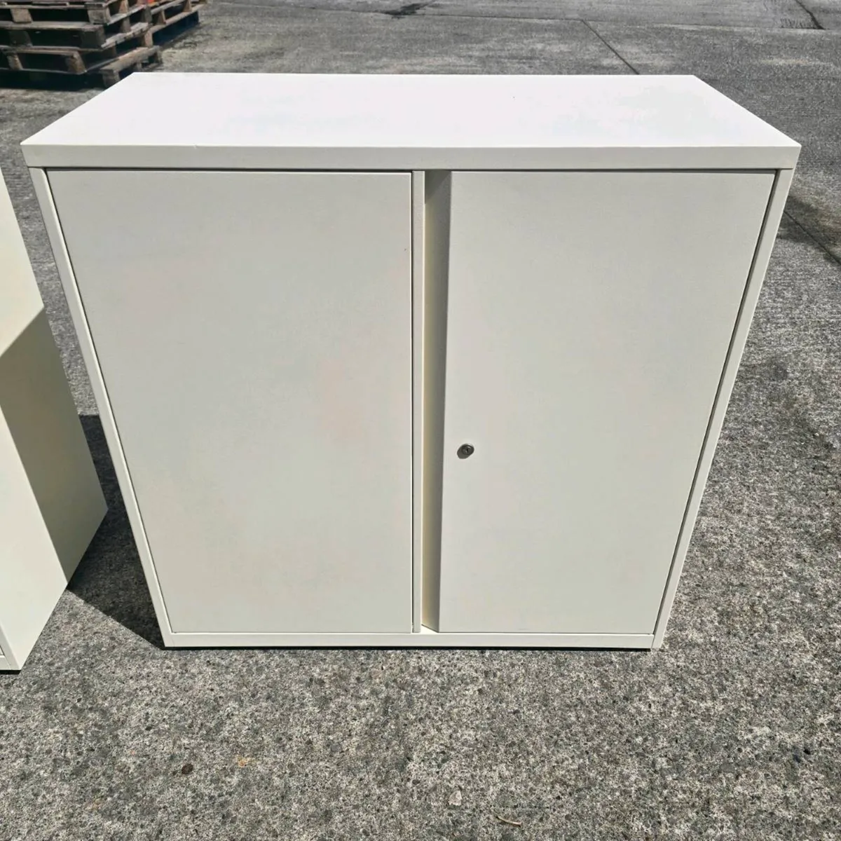 7 no Bisly storage units in cream. - Image 1
