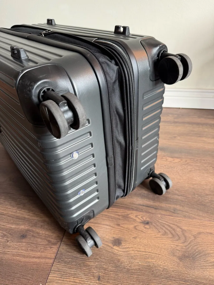 Medium sized checked suitcase - Image 4