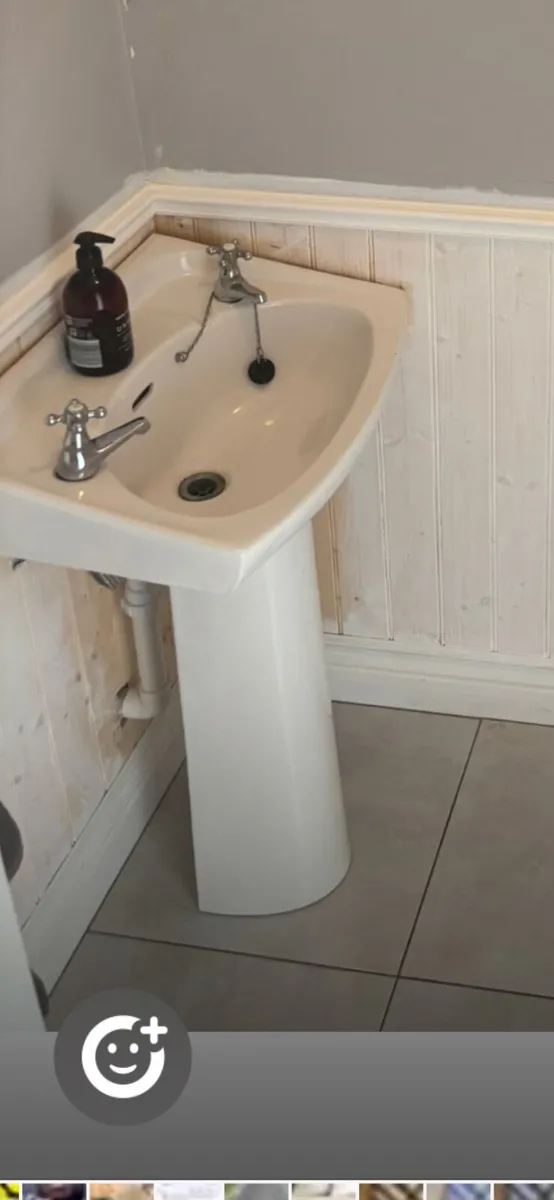Bathroom sink - Image 1