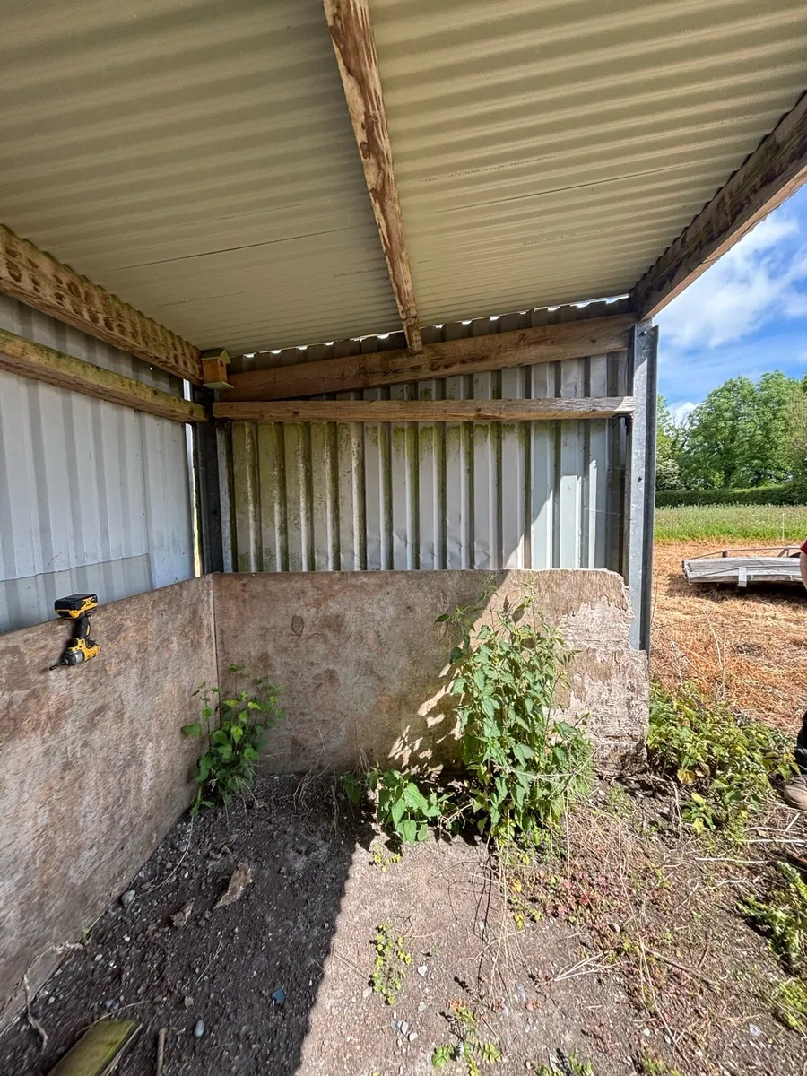 Shed/field shelter - Image 2