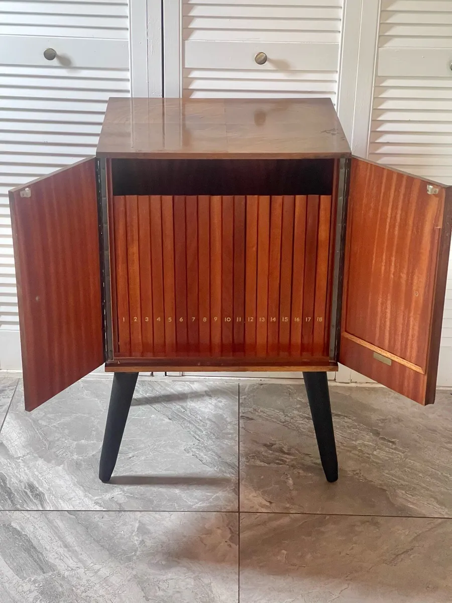 Mid century record hotel - Image 2