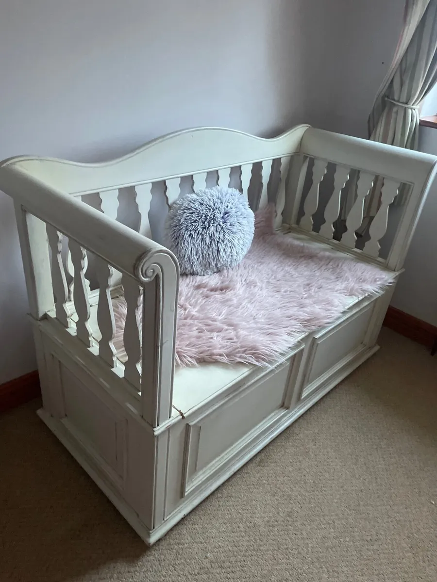 Beautiful Laura Ashley toy box/storage box/seat - Image 4