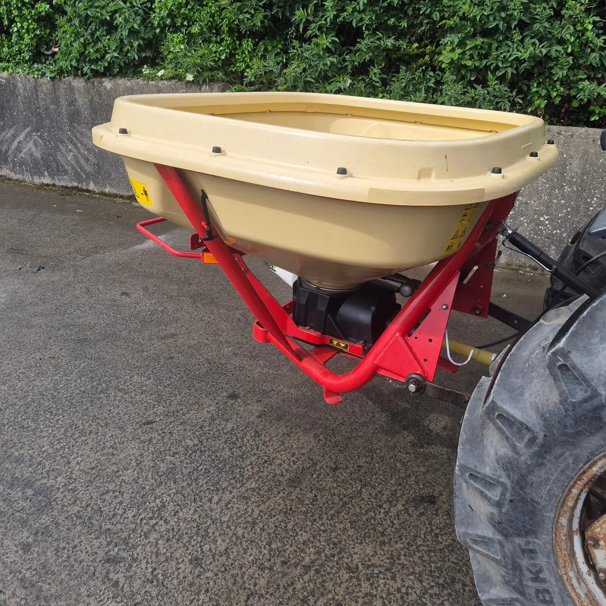 Vicon 954H Fertiliser Sower - Image 2