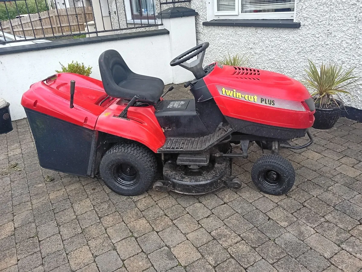 Twin cut castlegarden Ride on lawnmower - Image 1