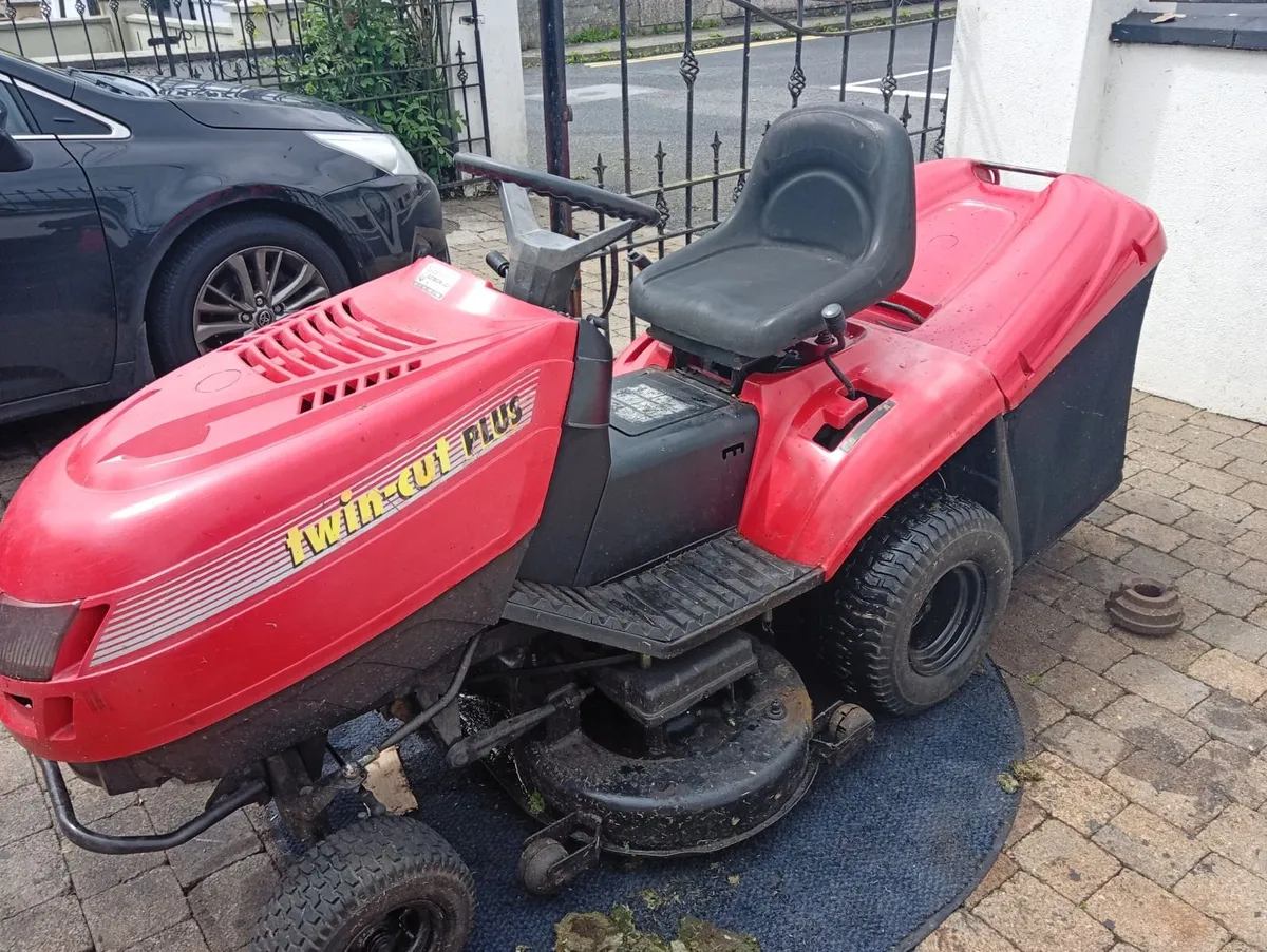 Twin cut castlegarden Ride on lawnmower - Image 2